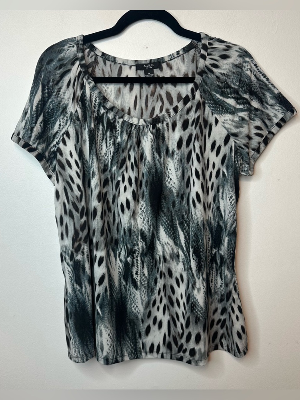 Alfani Women’s Plus Size Black & White Feather Blouse Short Sleeve 1X